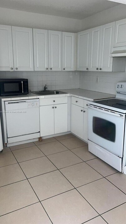 4820 NW 9th Dr in Plantation, FL - Building Photo