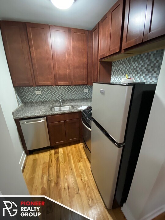 512 W Arlington Pl, Unit 4 in Chicago, IL - Building Photo