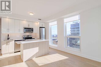 3240 William Coltson Ave in Oakville, ON - Building Photo - Building Photo