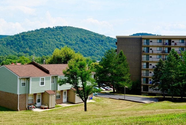 Potomac Heights Village in Keyser, WV - Foto de edificio - Building Photo