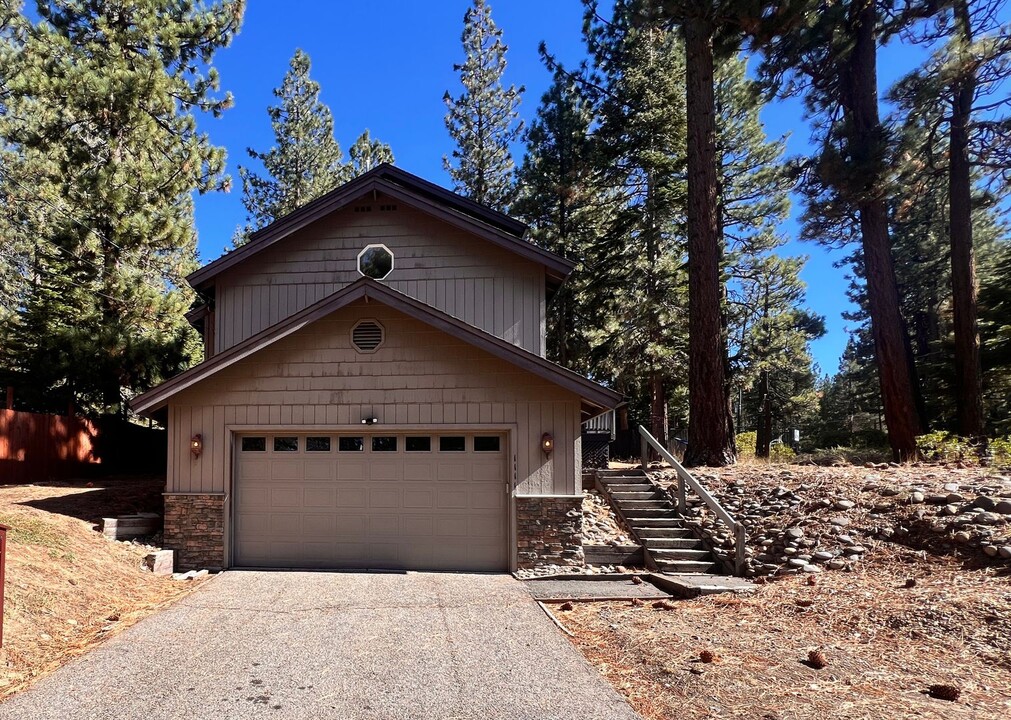 1111 Nottaway Dr in South Lake Tahoe, CA - Building Photo