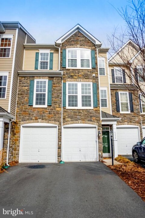 42468 Great Heron Square in Ashburn, VA - Building Photo