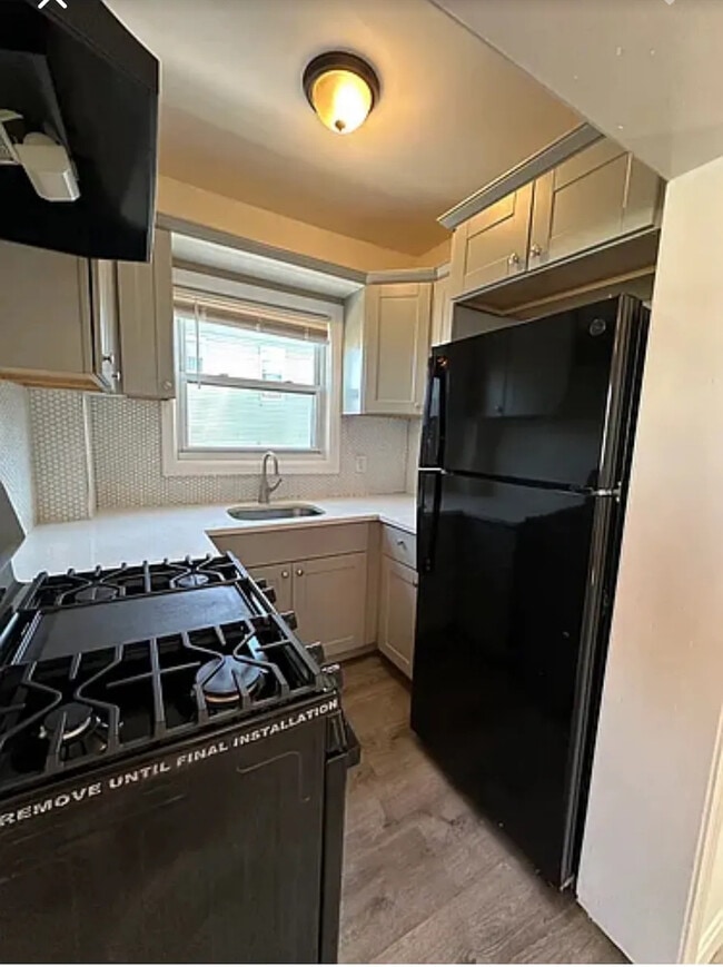 6 Dover St, Unit 1 in Fall River, MA - Building Photo - Building Photo