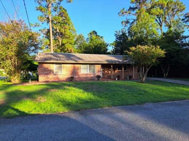 664 Mitscher Dr in Brunswick, GA - Foto de edificio