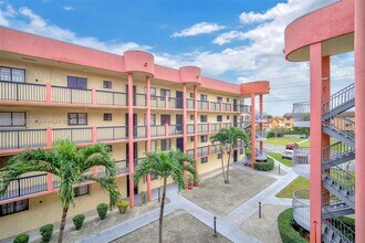 5300 W 21st Ct, Unit 312 in Hialeah, FL - Foto de edificio - Building Photo