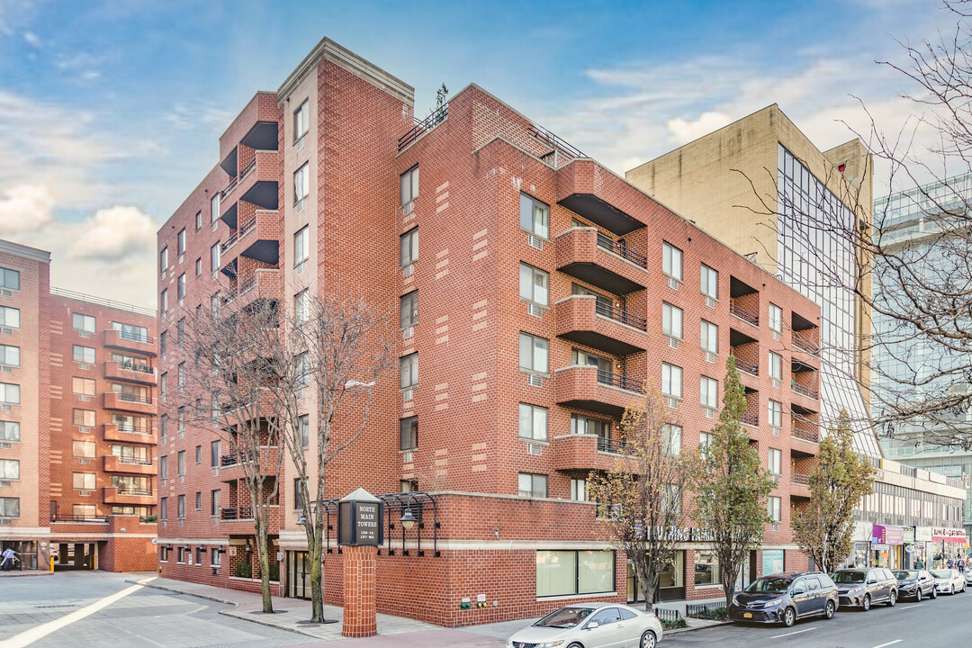 North Main Towers in Flushing, NY - Building Photo