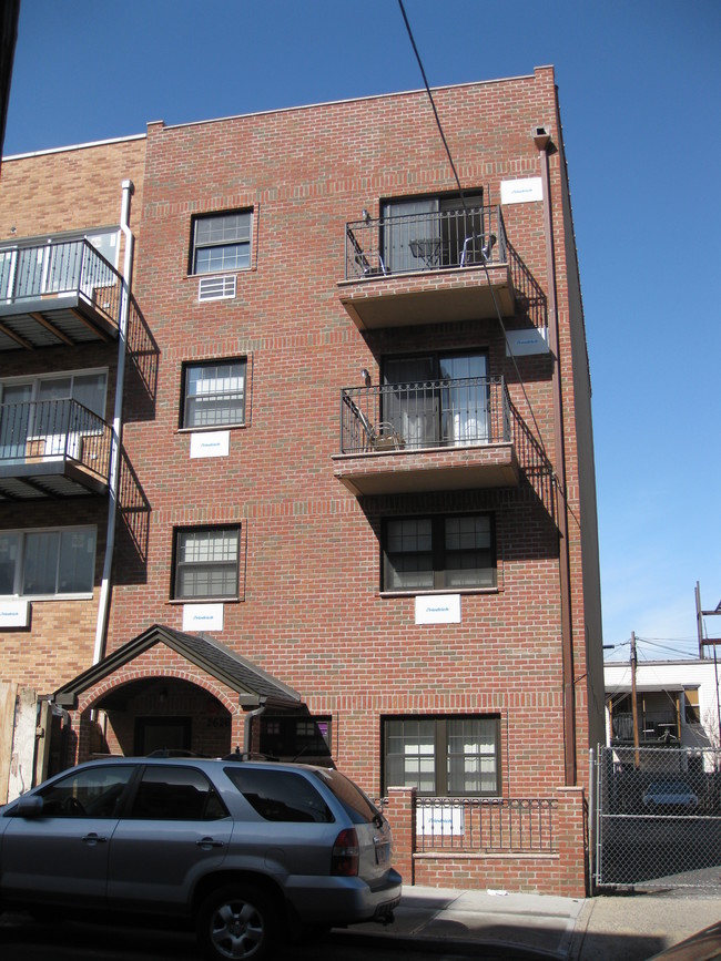 26-26 30th St in Long Island City, NY - Foto de edificio - Building Photo