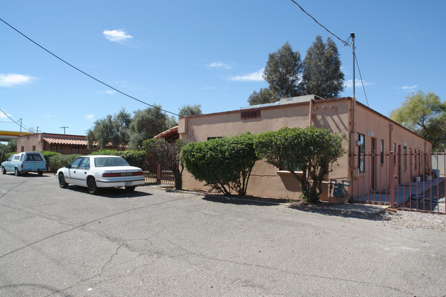 1735 N Alvernon Way in Tucson, AZ - Building Photo - Building Photo