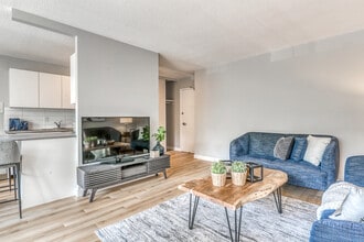 Garneau Place in Edmonton, AB - Building Photo - Building Photo