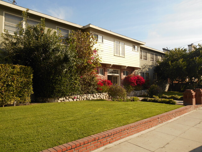 Magnolia Apartments in Valley Village, CA - Foto de edificio - Building Photo