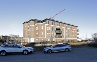 233 Vaughan St in Portsmouth, NH - Building Photo