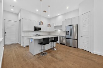 4402 Schuler St in Houston, TX - Building Photo - Building Photo