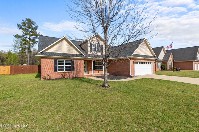 336 Livingston Dr in Raeford, NC - Building Photo - Building Photo