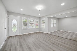 403 W Oak St in Highlands, TX - Building Photo - Building Photo