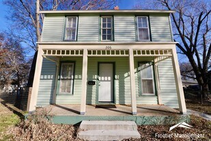 206 Ash St in Wamego, KS - Building Photo