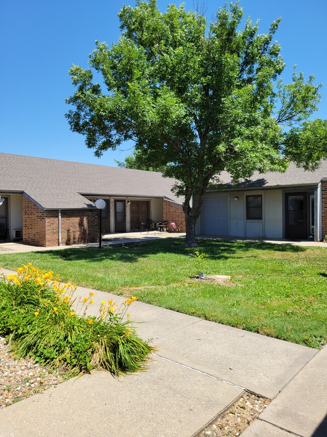 Enterprise Estates in Enterprise, KS - Foto de edificio - Building Photo