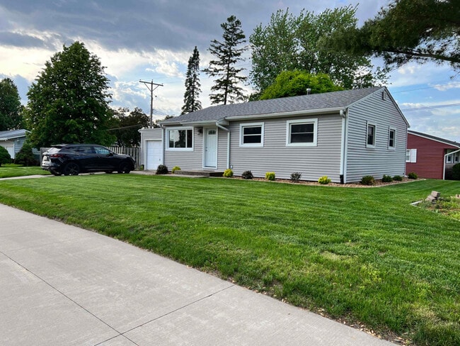 1514 Spruce Hills Dr in Bettendorf, IA - Foto de edificio - Building Photo