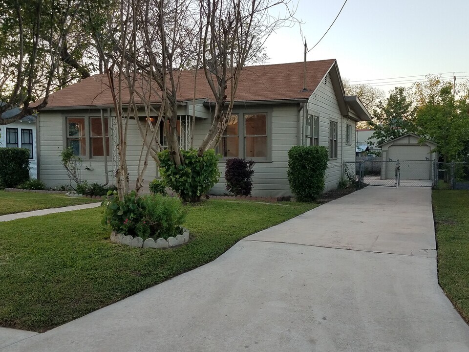 851 Canton in San Antonio, TX - Building Photo