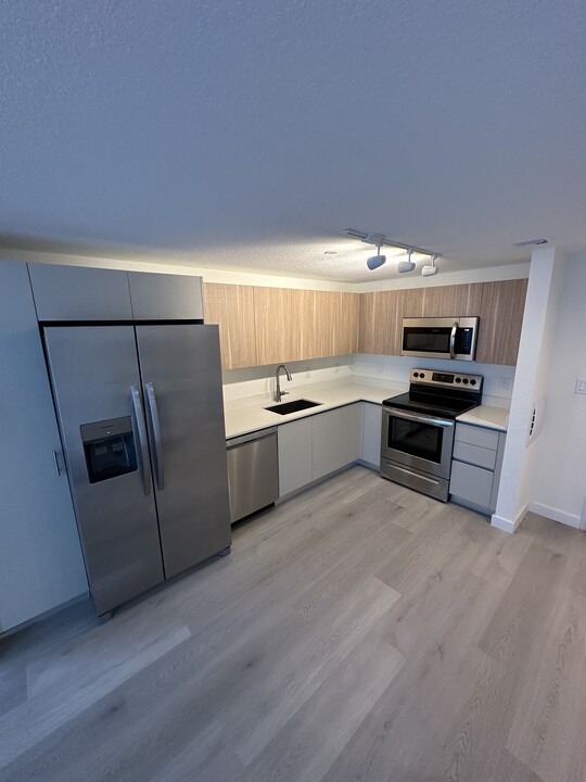 7450 NW 103rd Pl in Doral, FL - Building Photo
