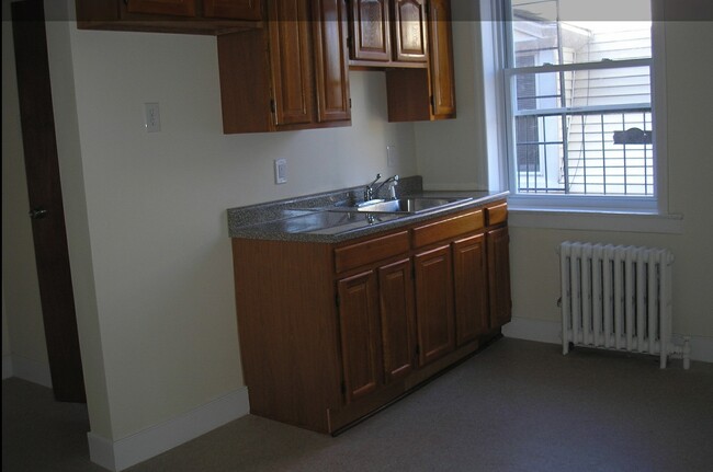 63 Poplar St in Jersey City, NJ - Building Photo - Interior Photo