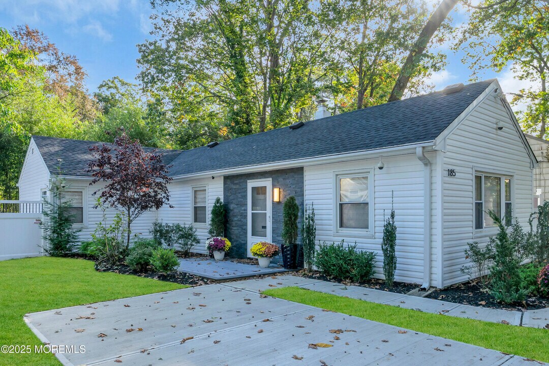 185 Elmwood Rd in Ocean Township, NJ - Building Photo