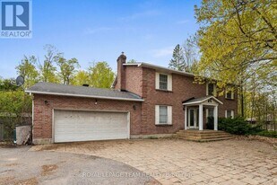 3162 Woodroffe Ave in Ottawa, ON - Building Photo