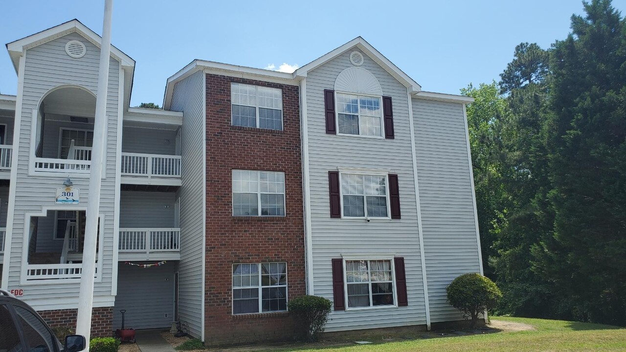 301 Warton Ln in Fayetteville, NC - Building Photo