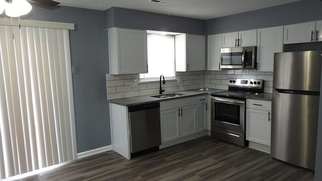 219 NE Cedar Ct in Blue Springs, MO - Foto de edificio - Building Photo