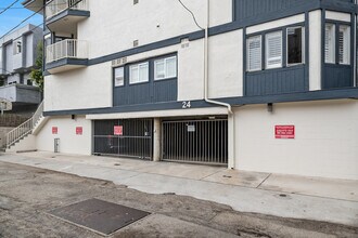 24 Westwind St, Unit F in Marina Del Rey, CA - Foto de edificio - Building Photo