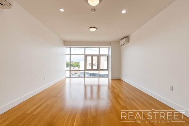 LUXURY LOFT in Queens! in Queens, NY - Building Photo - Building Photo