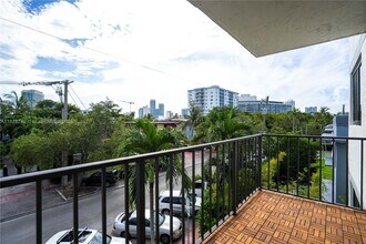 6960 Rue Vendome in Miami, FL - Foto de edificio - Building Photo