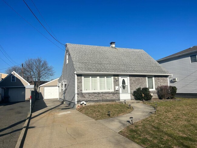 635 Barnes Ave in Baldwin, NY - Building Photo - Building Photo