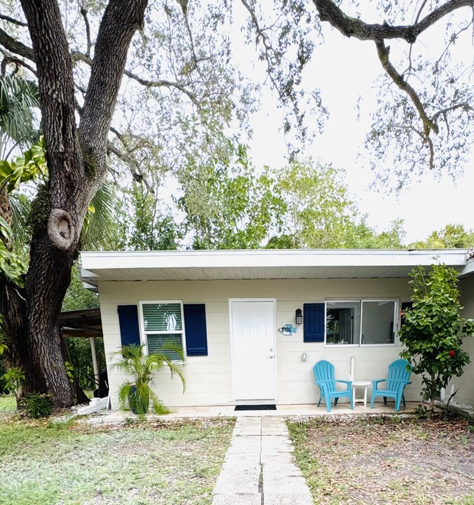 1986 Mullins St in Naples, FL - Building Photo