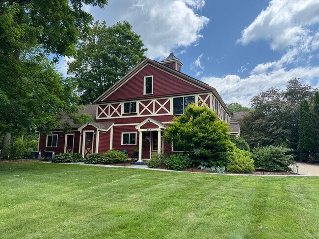 32 S Main St, Unit Carriage House 2nd Floor in Belchertown, MA - Building Photo - Building Photo