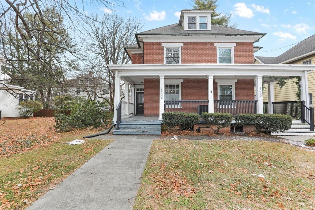 1052 Edgar Ave in Chambersburg, PA - Building Photo