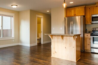 419 N 11th St in Philomath, OR - Foto de edificio - Building Photo