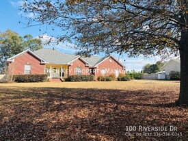 100 Riverside Dr in Dothan, AL - Building Photo
