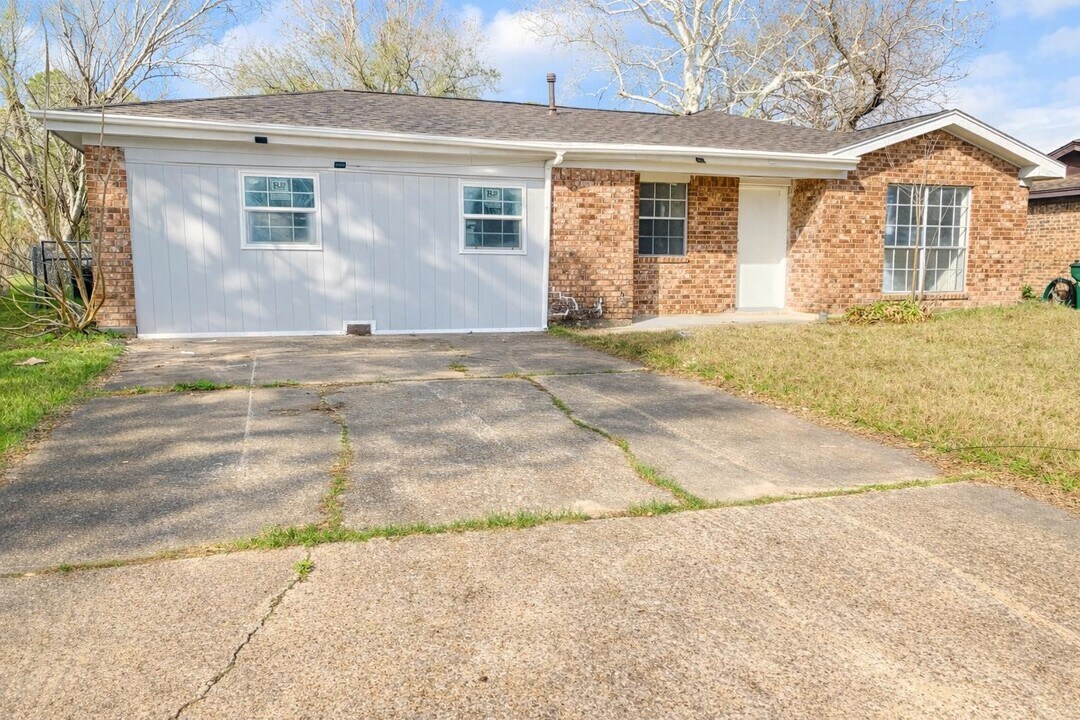 600 W Mimosa St in Angleton, TX - Building Photo