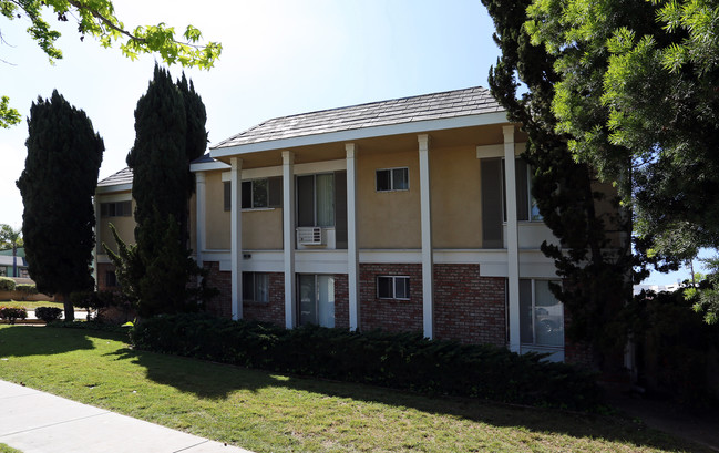 Wood Lawn Manor in Chula Vista, CA - Building Photo - Building Photo