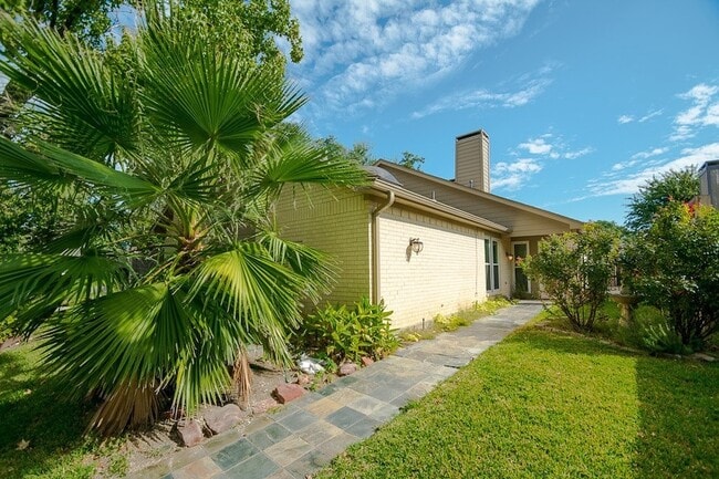 14816 Sopras Cir in Addison, TX - Foto de edificio - Building Photo