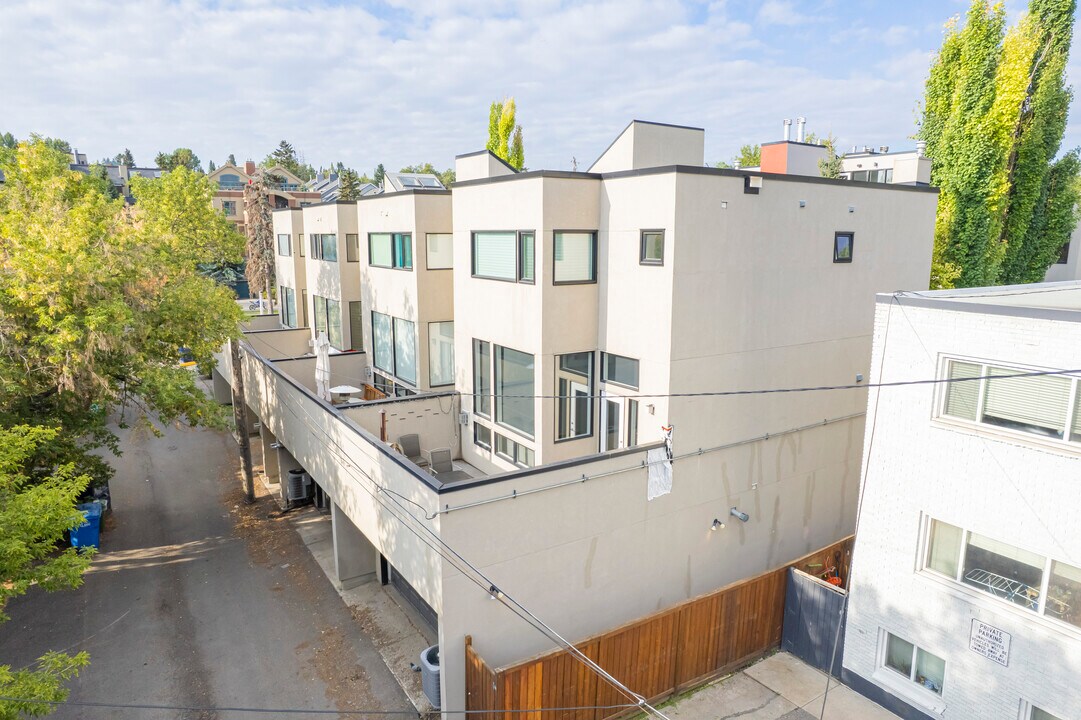 1720 12th St SW in Calgary, AB - Building Photo