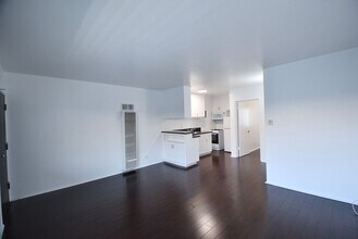10645 Valley Spring Ln, Unit 21 in Los Angeles, CA - Building Photo - Building Photo