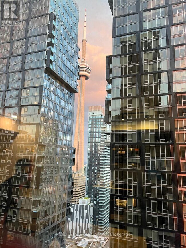 327 King St W in Toronto, ON - Building Photo - Building Photo