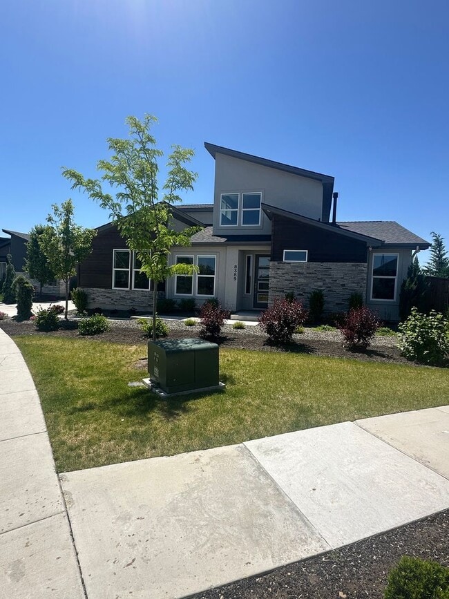 8389 W Shams Ln in Eagle, ID - Foto de edificio - Building Photo