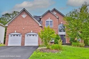 3257 Doral Ct in East Stroudsburg, PA - Building Photo