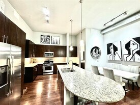 2525 McCue Rd in Houston, TX - Building Photo