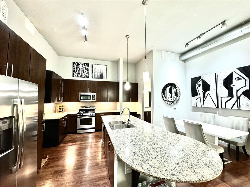 2525 McCue Rd in Houston, TX - Building Photo