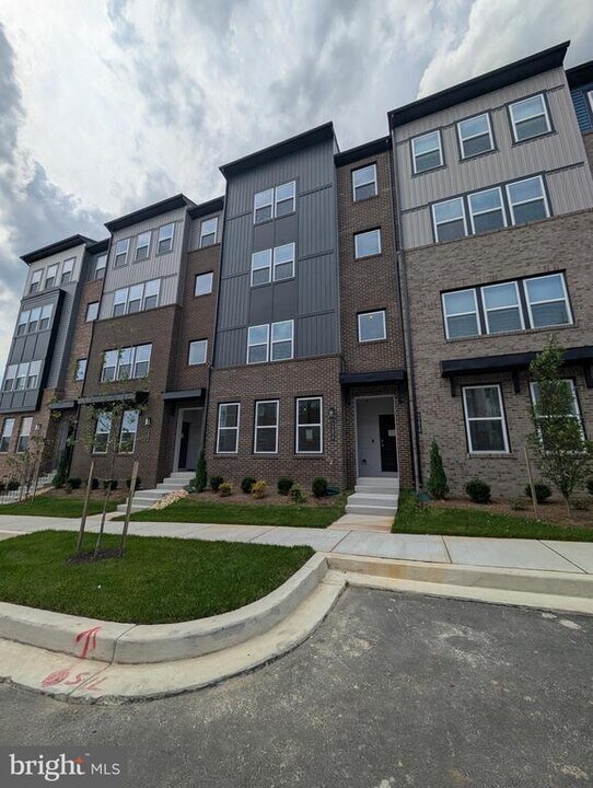 9985 -B Justify Run in Laurel, MD - Building Photo