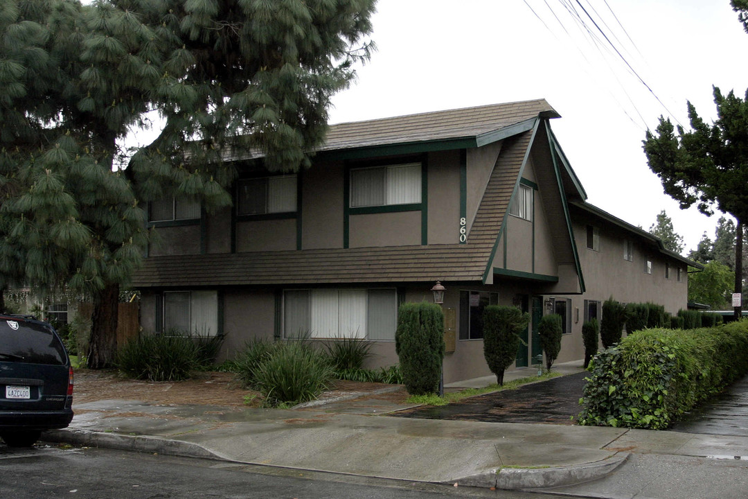 860 W Walnut Ave in Monrovia, CA - Building Photo