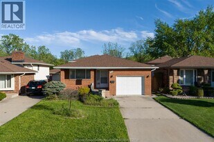 3116 Fazio Dr in Windsor, ON - Building Photo